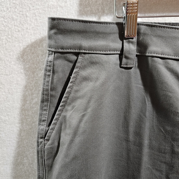 Dickies Relaxed Fit Gray Stretch Cargo Shorts Womens Size‎ 16 11" Inseam - Picture 2 of 10